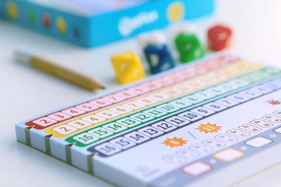 White Goblin Games Qwixx Longo - Dobbelspel - Uitbreiding - 2 Scorebloks Met 80 Scorebladen 2 White Goblin Games Qwixx Longo - Dobbelspel - Uitbreiding - 2 Scorebloks Met 80 Scorebladen - Afbeelding 2