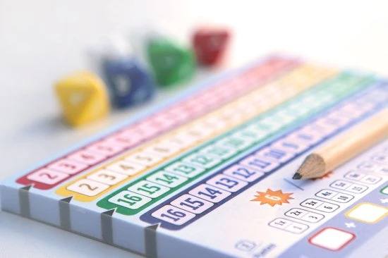 White Goblin Games Qwixx Longo - Dobbelspel - Uitbreiding - 2 Scorebloks Met 80 Scorebladen 7 White Goblin Games Qwixx Longo - Dobbelspel - Uitbreiding - 2 Scorebloks Met 80 Scorebladen - Afbeelding 7