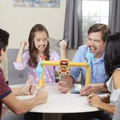 Hasbro Gaming Speak Out Showdown - Partyspel -Spellen-voor-volwassenen Verkoop 550x550 405