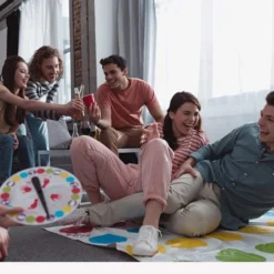 Merkloos Twister Spel - Behendigheidsspel - Kinderen En Volwassenen - 2-4 Personen - Reiseditie - Familiespel -Spellen-voor-volwassenen Verkoop 550x550 492